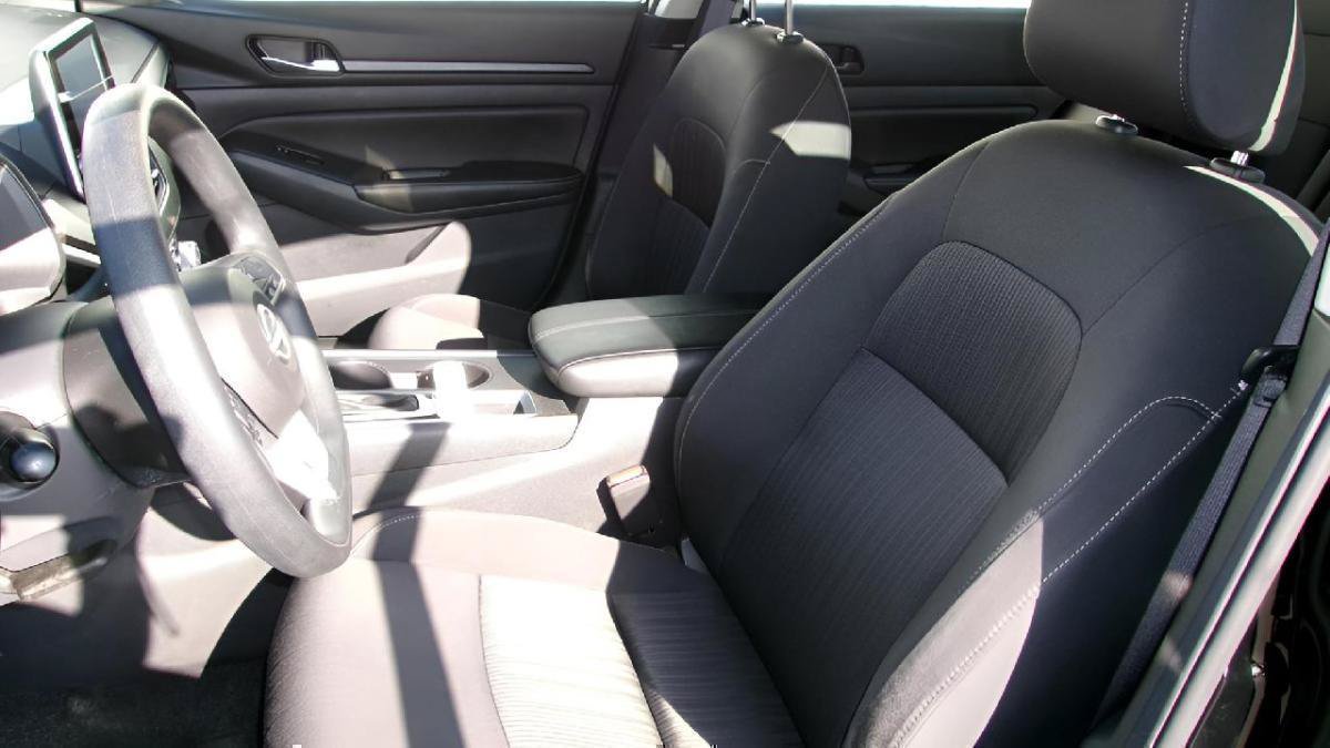 Used 2025 Nissan Altima 2.5 SV FWD image 13