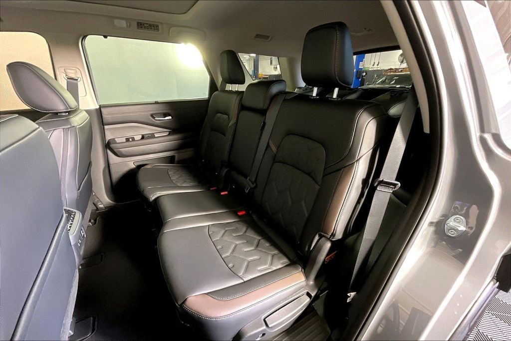New 2026 Nissan Pathfinder Platinum w/ Cargo Package image 15
