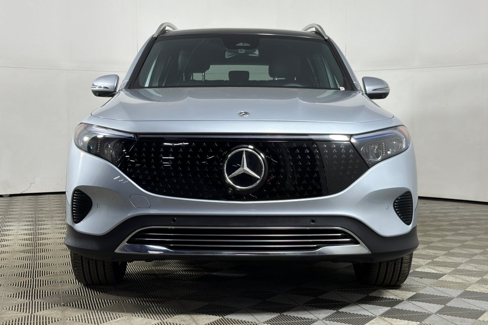 Used 2025 Mercedes-Benz EQB 300 4MATIC w/ Driver Assistance Package image 8