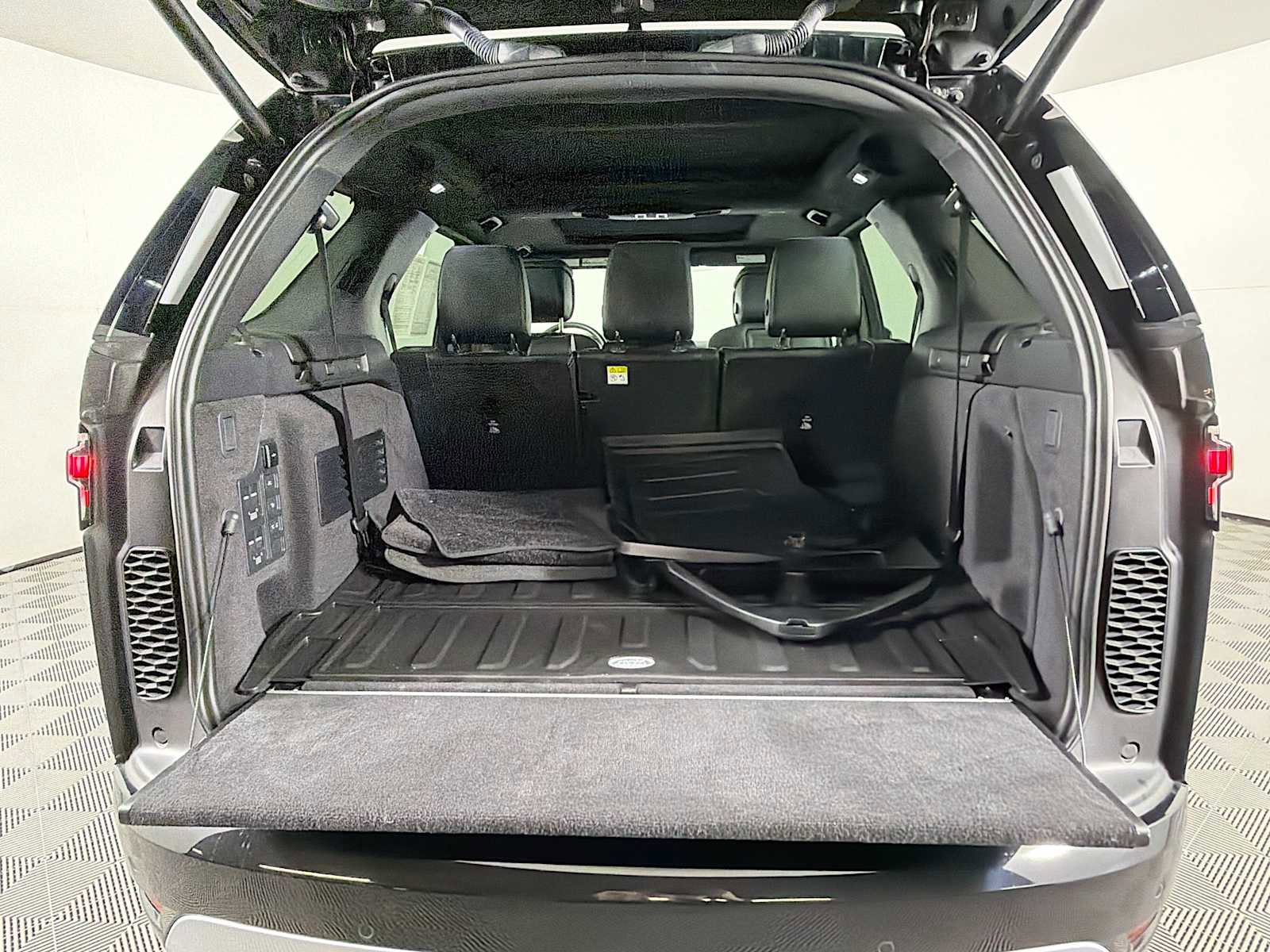 Used 2025 Land Rover Discovery Metropolitan Edition image 25