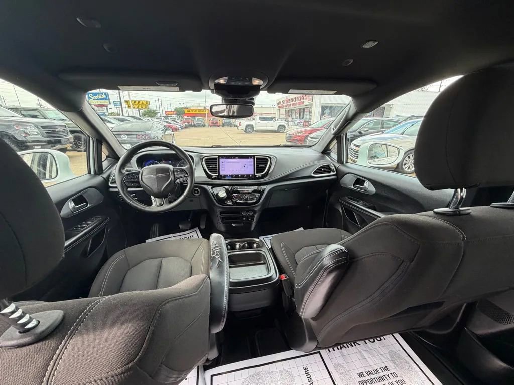 Used 2022 Chrysler Pacifica Touring FWD image 9