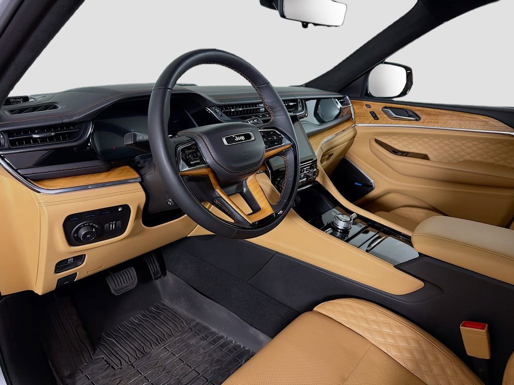 Used 2024 Jeep Grand Cherokee Summit AWD/4WD image 10