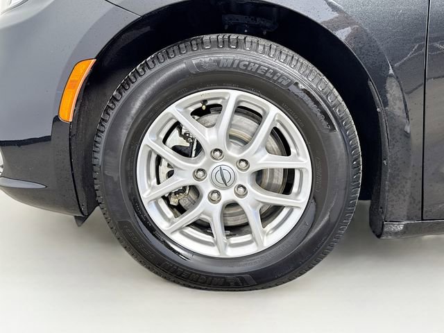 Used 2023 Chrysler Pacifica Touring-L image 31