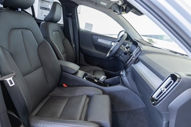 New 2025 Volvo XC40 B5 Plus image 12