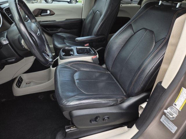 Used 2017 Chrysler Pacifica Touring-L Plus w/ Tire & Wheel Group FWD image 17