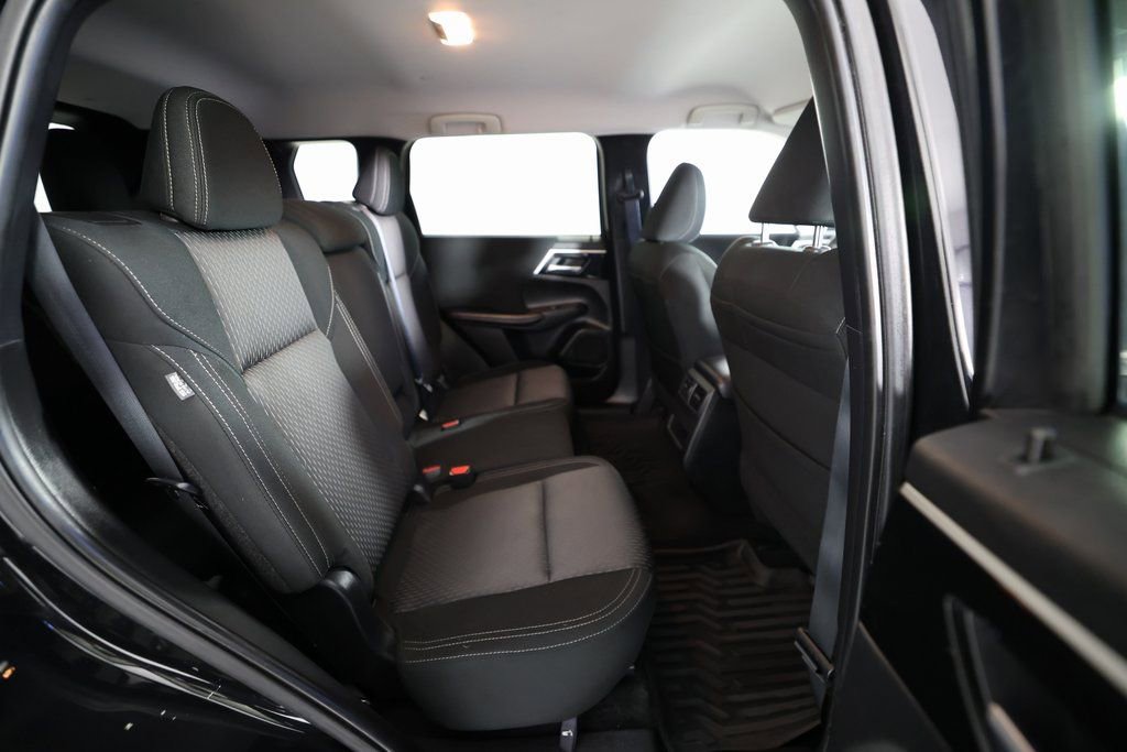 Used 2024 Mitsubishi Outlander ES image 11