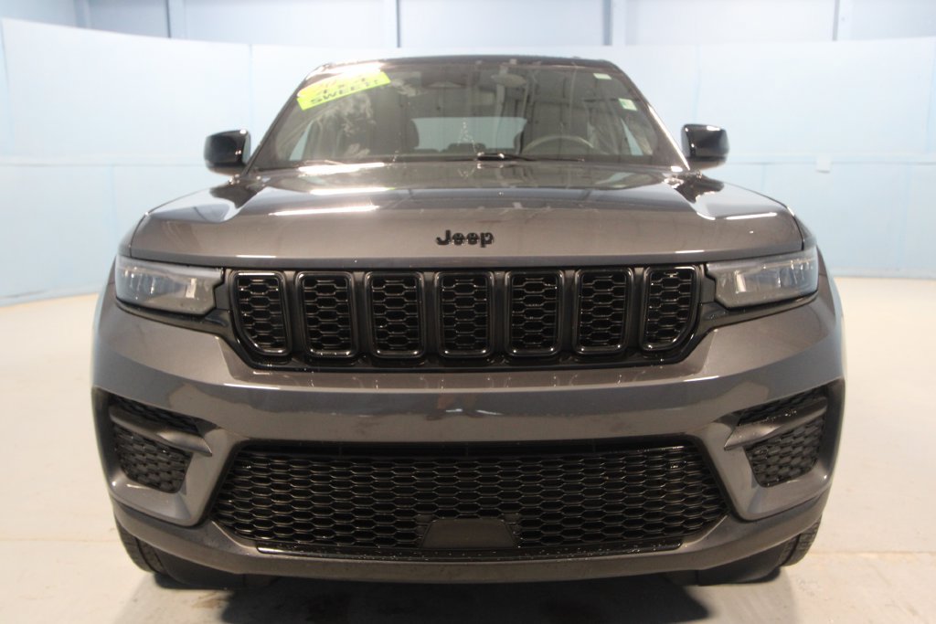 Used 2024 Jeep Grand Cherokee Altitude AWD/4WD image 28