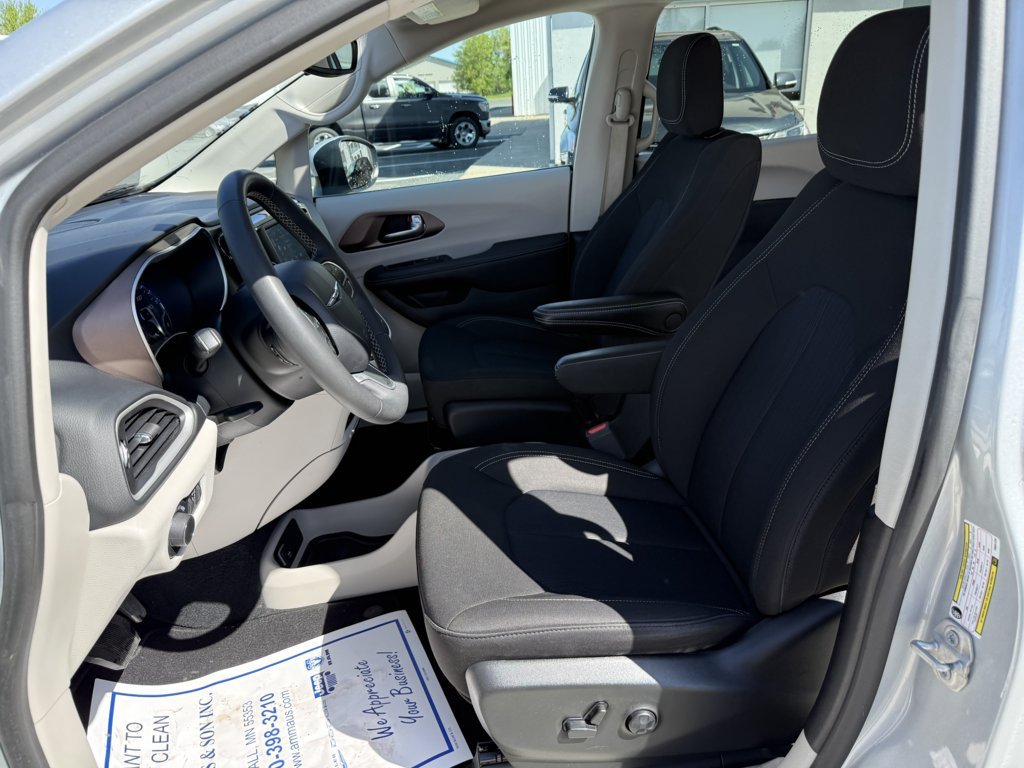 Used 2023 Chrysler Voyager LX FWD image 11