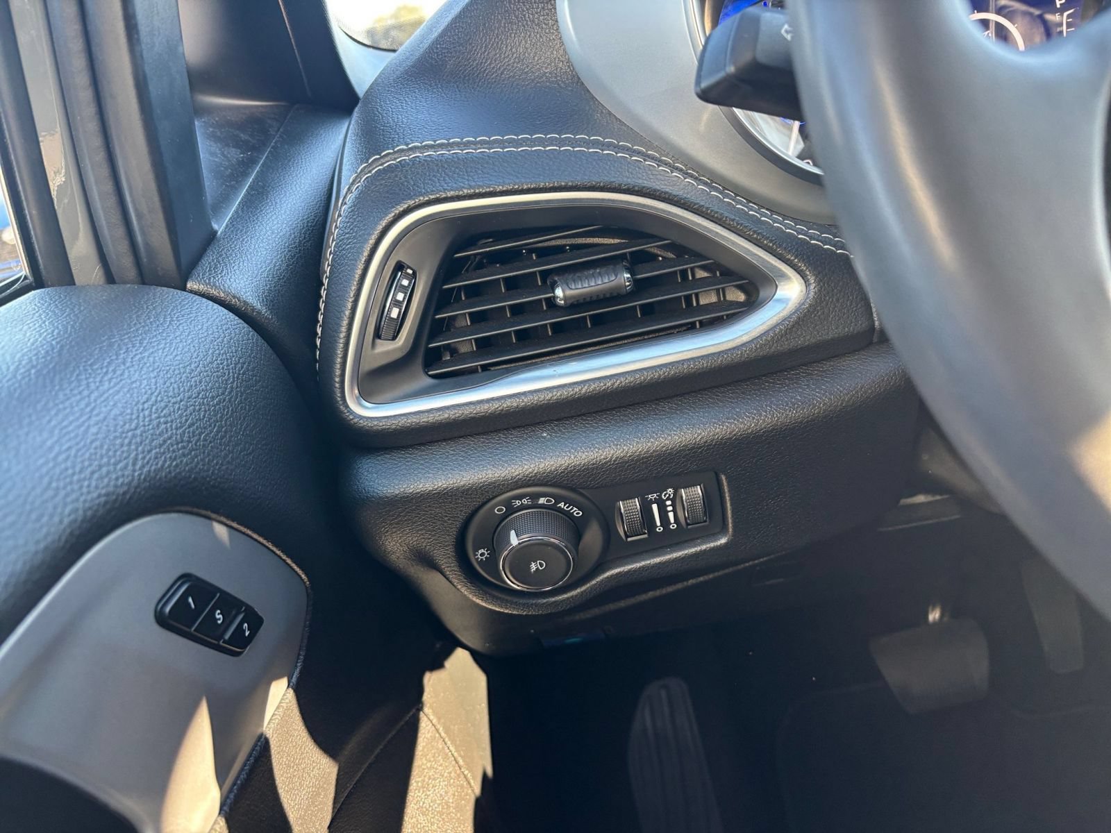 Used 2025 Chrysler Pacifica Limited FWD image 38