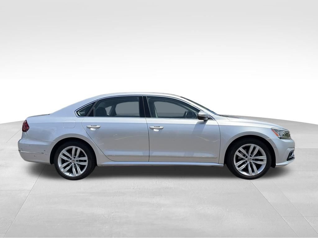 Used 2018 Volkswagen Passat 2.0T SEL Premium FWD image 2
