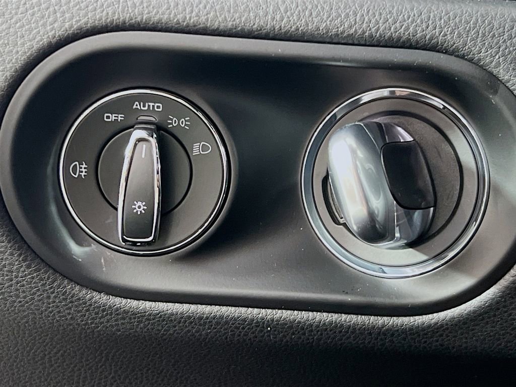 Certified 2025 Porsche Macan image 11