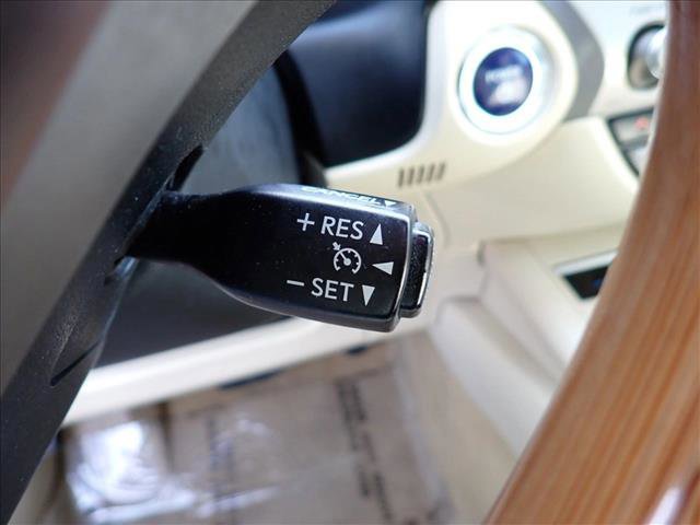 Used 2014 Lexus ES 300h w/ Luxury Package w/Bamboo Trim image 18