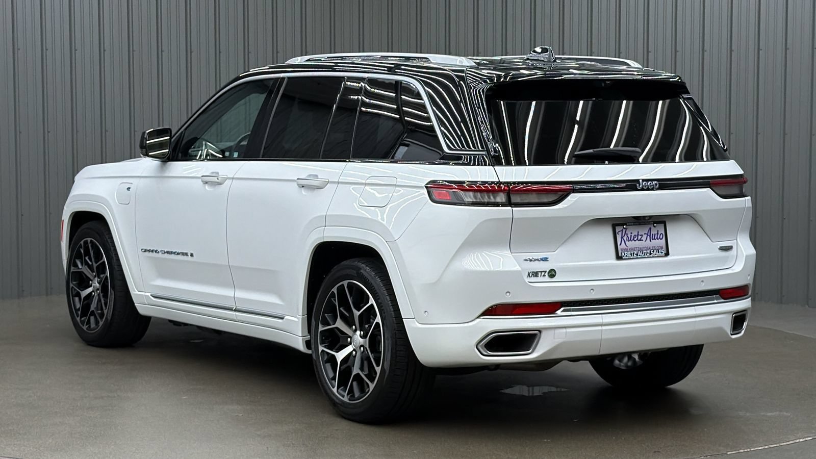 Used 2023 Jeep Grand Cherokee Summit AWD/4WD image 3