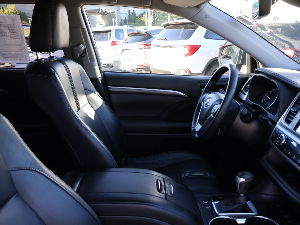 Used 2017 Toyota Highlander SE AWD/4WD image 8
