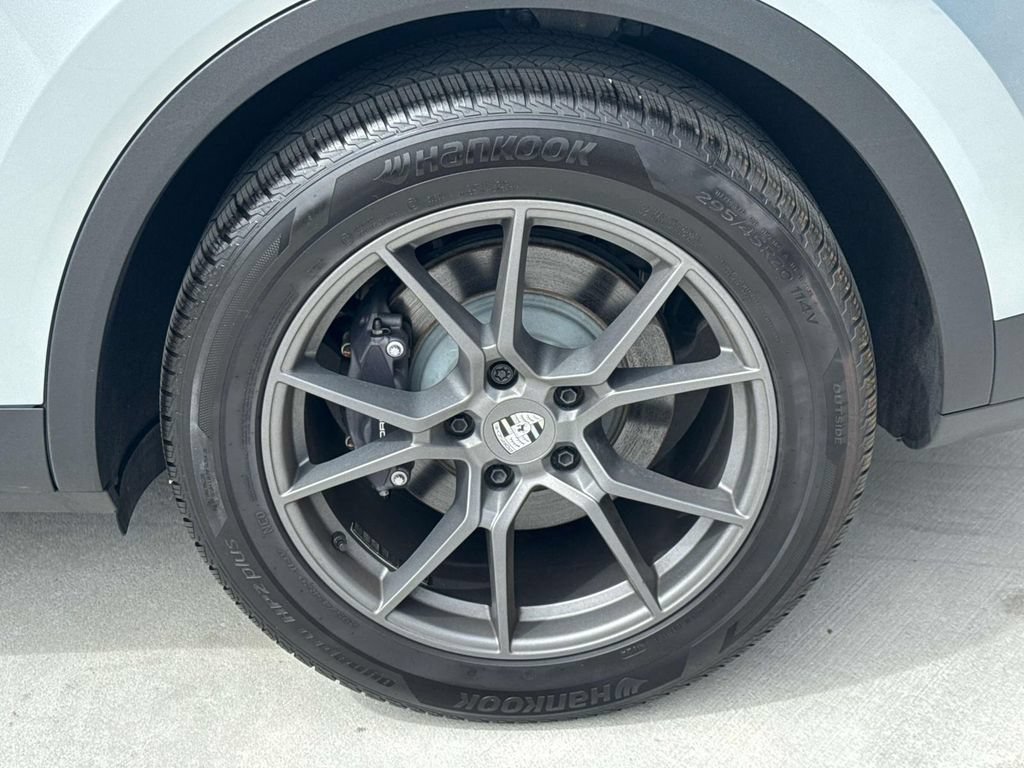 Certified 2025 Porsche Cayenne AWD/4WD image 8