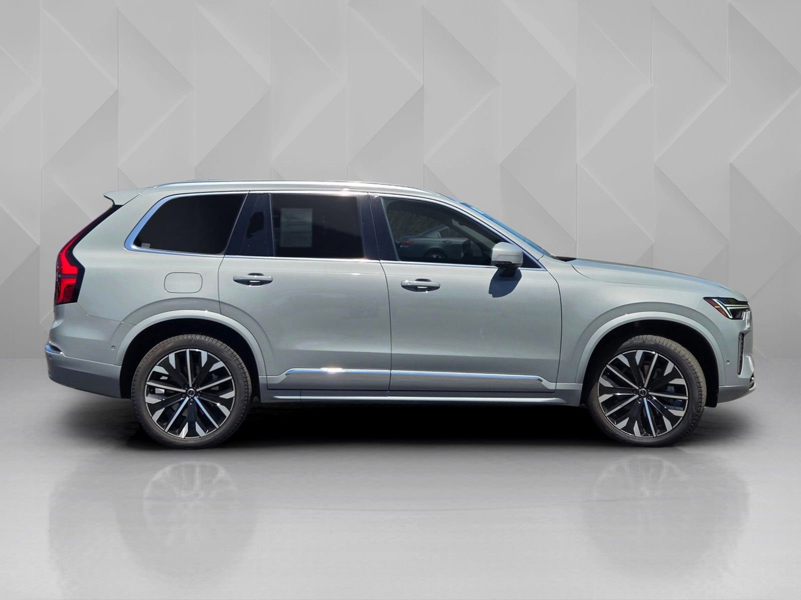 Certified 2025 Volvo XC90 B6 Plus AWD/4WD image 7