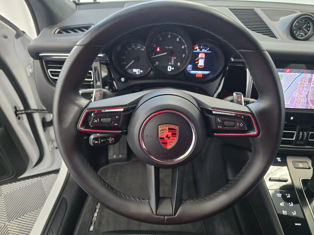 Certified 2024 Porsche Macan image 15