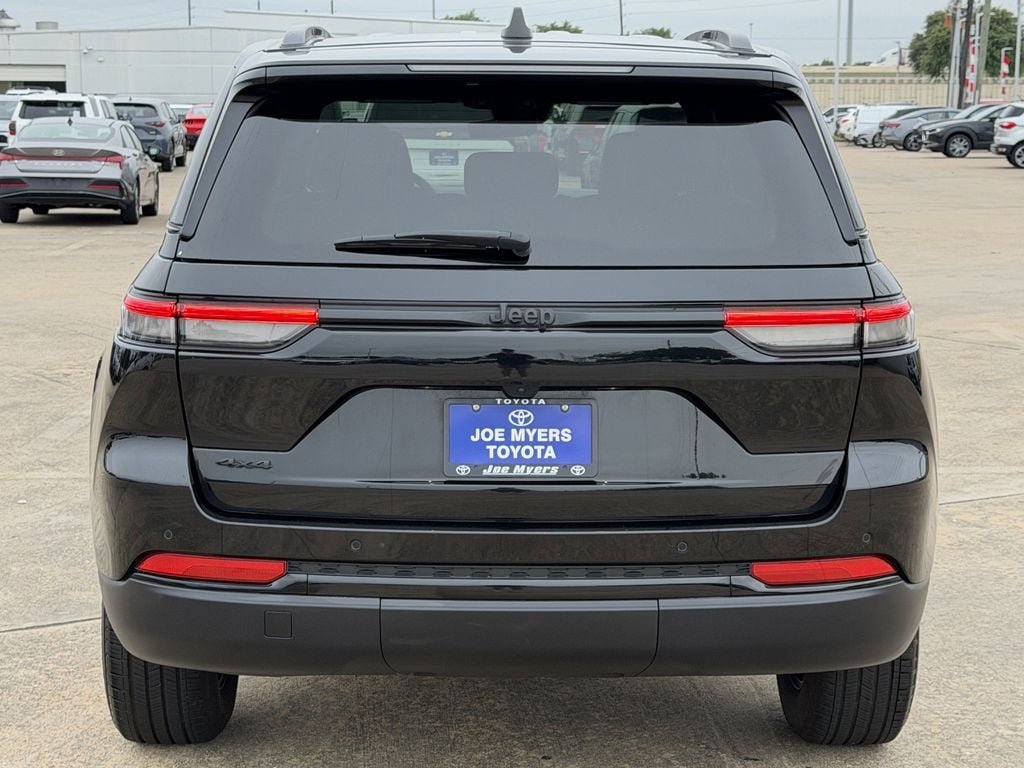 Used 2025 Jeep Grand Cherokee Altitude AWD/4WD image 8