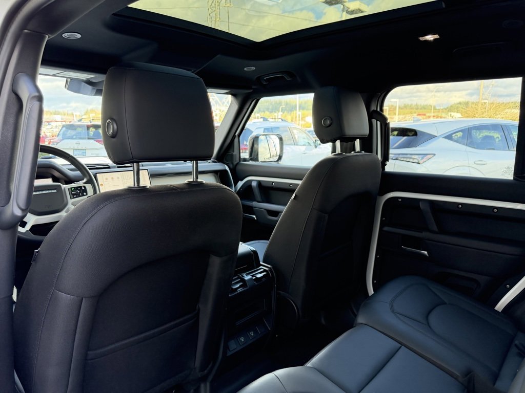 Used 2025 Land Rover Defender 110 S image 30