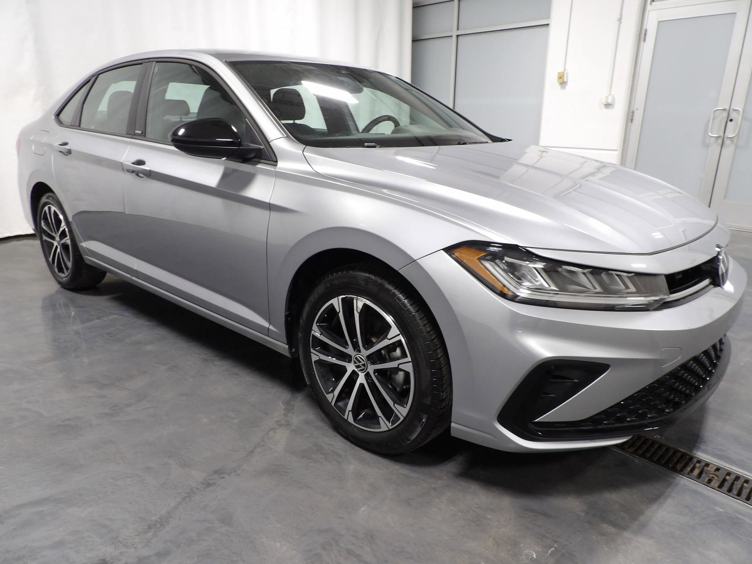 Used 2025 Volkswagen Jetta Sport image 2