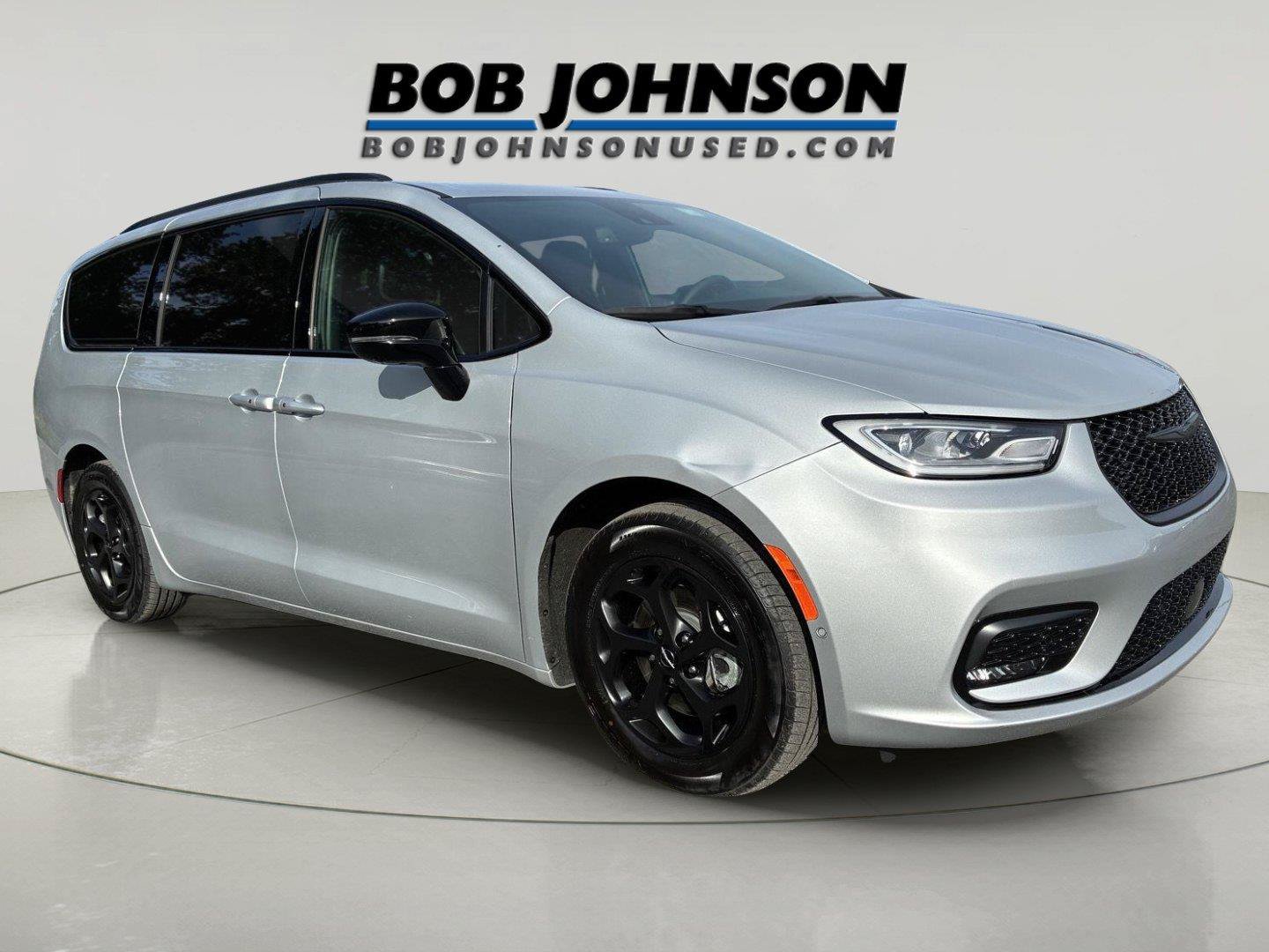 Used 2024 Chrysler Pacifica Premium FWD image 1