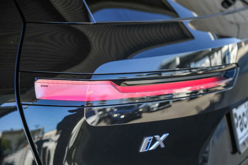 Used 2025 BMW iX xDrive50 w/ Premium Package image 9