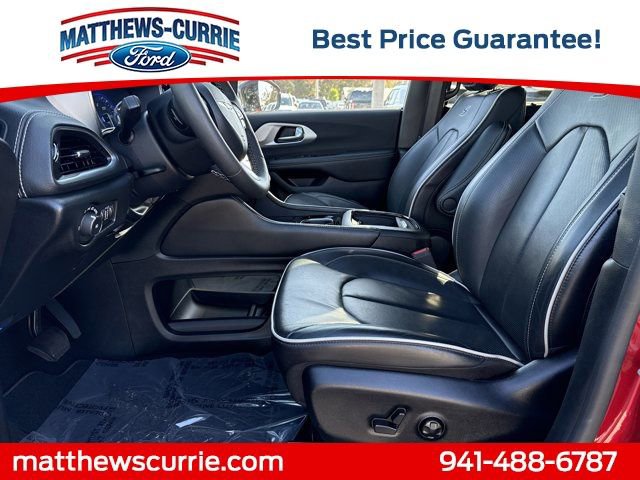 Used 2025 Chrysler Pacifica Limited image 9