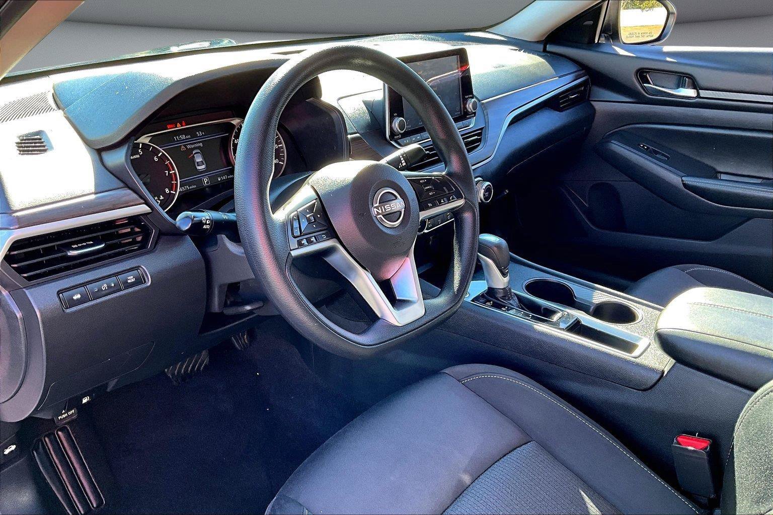 Used 2025 Nissan Altima 2.5 SV FWD image 17