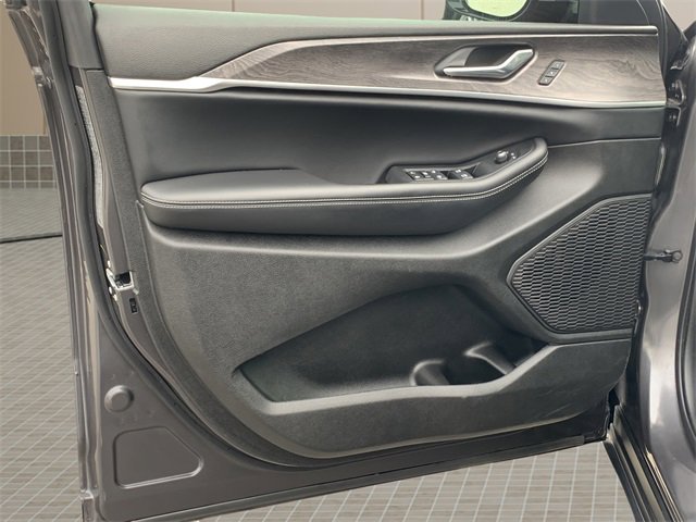 Certified 2025 Jeep Grand Cherokee Limited w/ Black Appearance Package image 15