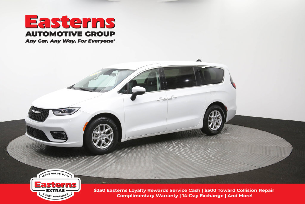 Used 2023 Chrysler Pacifica Touring-L FWD image 59