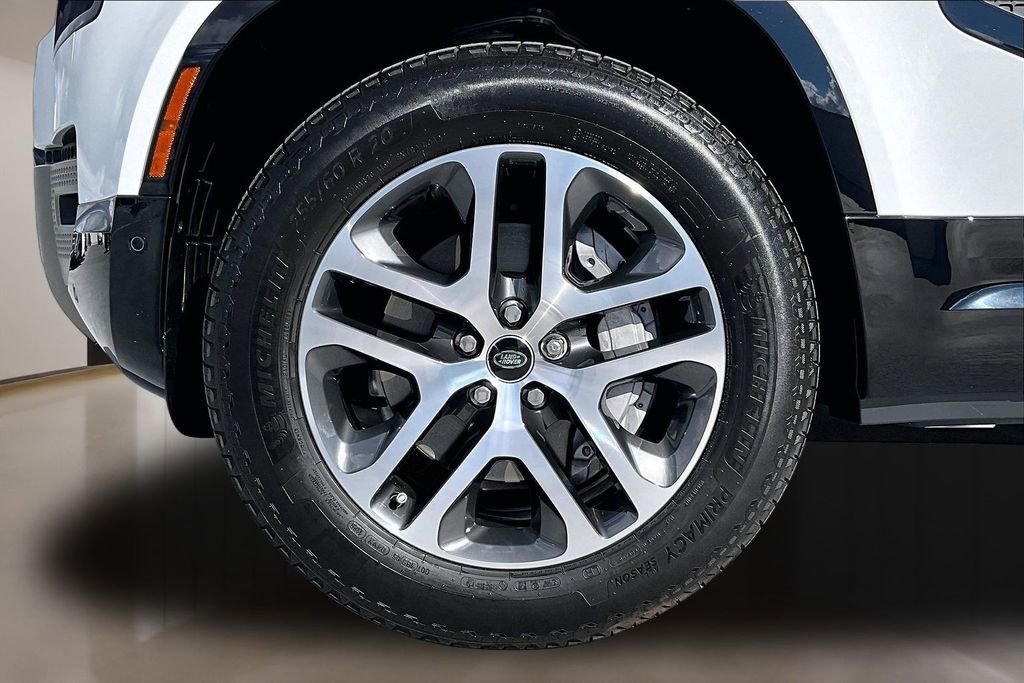 Used 2025 Land Rover Defender 90 X-Dynamic SE image 32