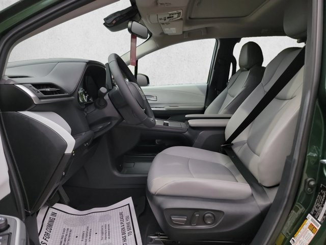 Used 2026 Toyota Sienna XLE FWD image 17