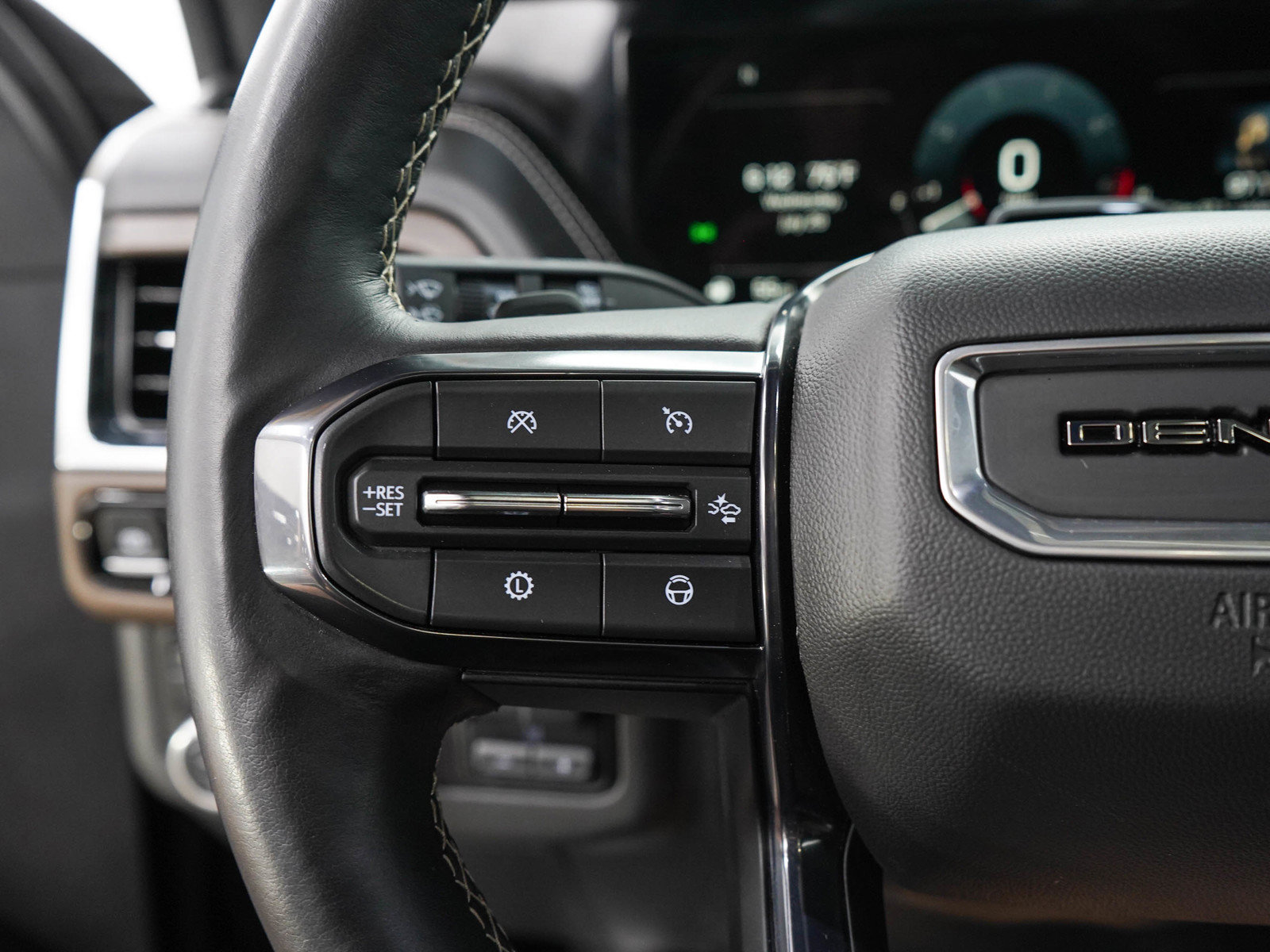 Used 2025 GMC Yukon XL Denali Ultimate AWD/4WD image 29