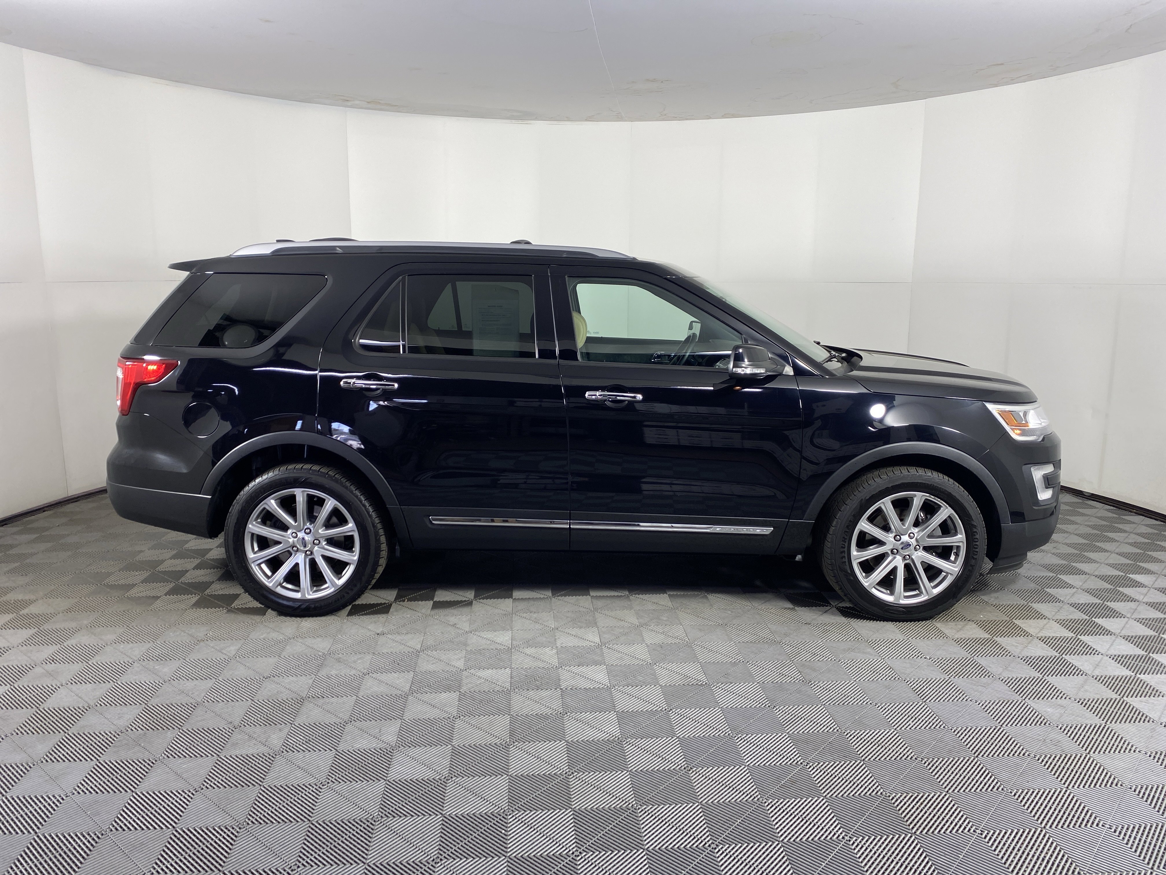 Used 2017 Ford Explorer Limited AWD/4WD image 7