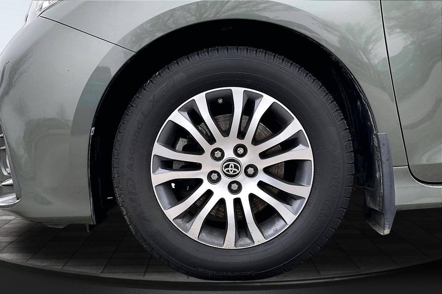 Used 2020 Toyota Sienna XLE w/ XLE Navigation Package image 8