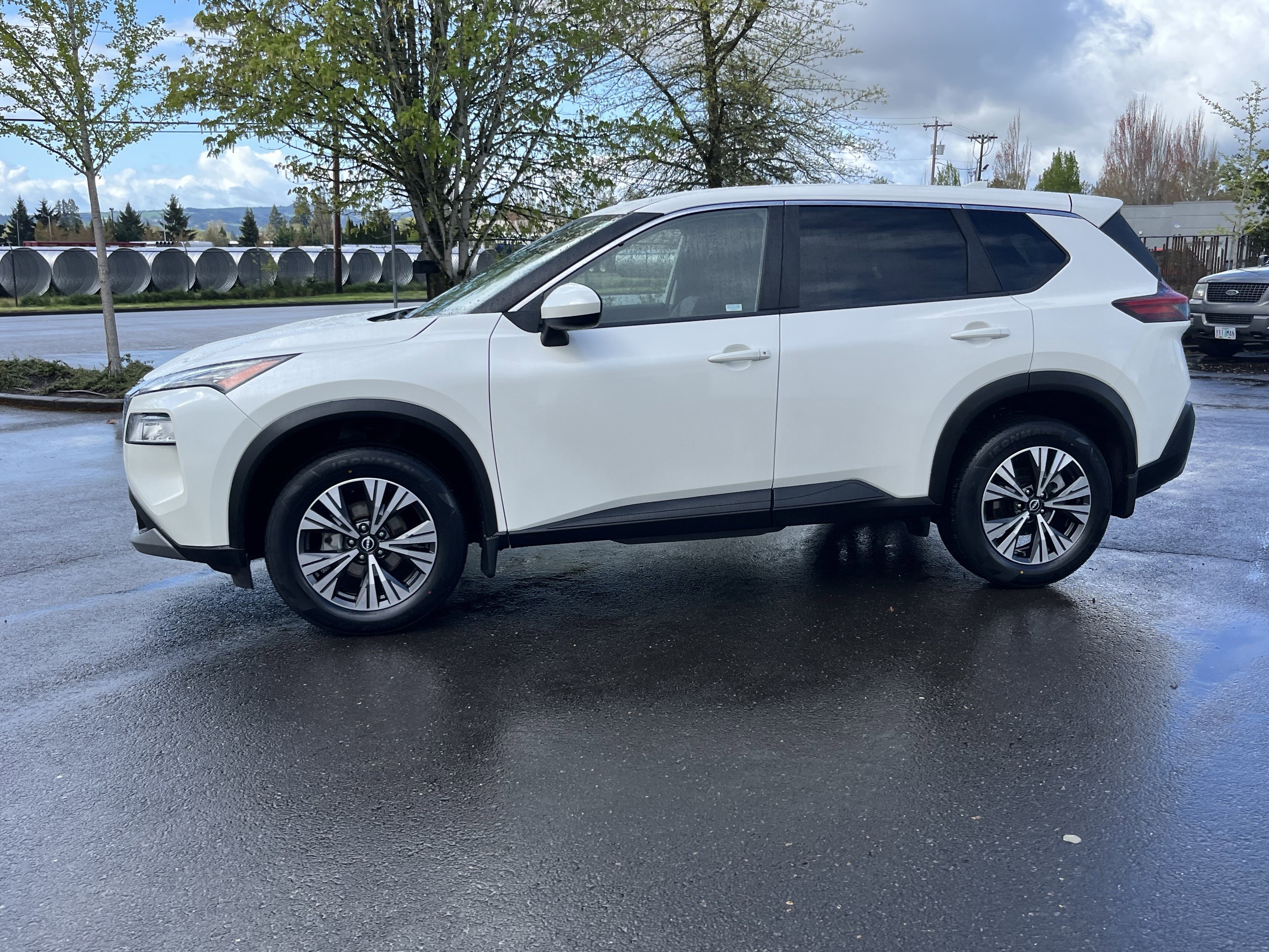 Used 2023 Nissan Rogue SV image 2