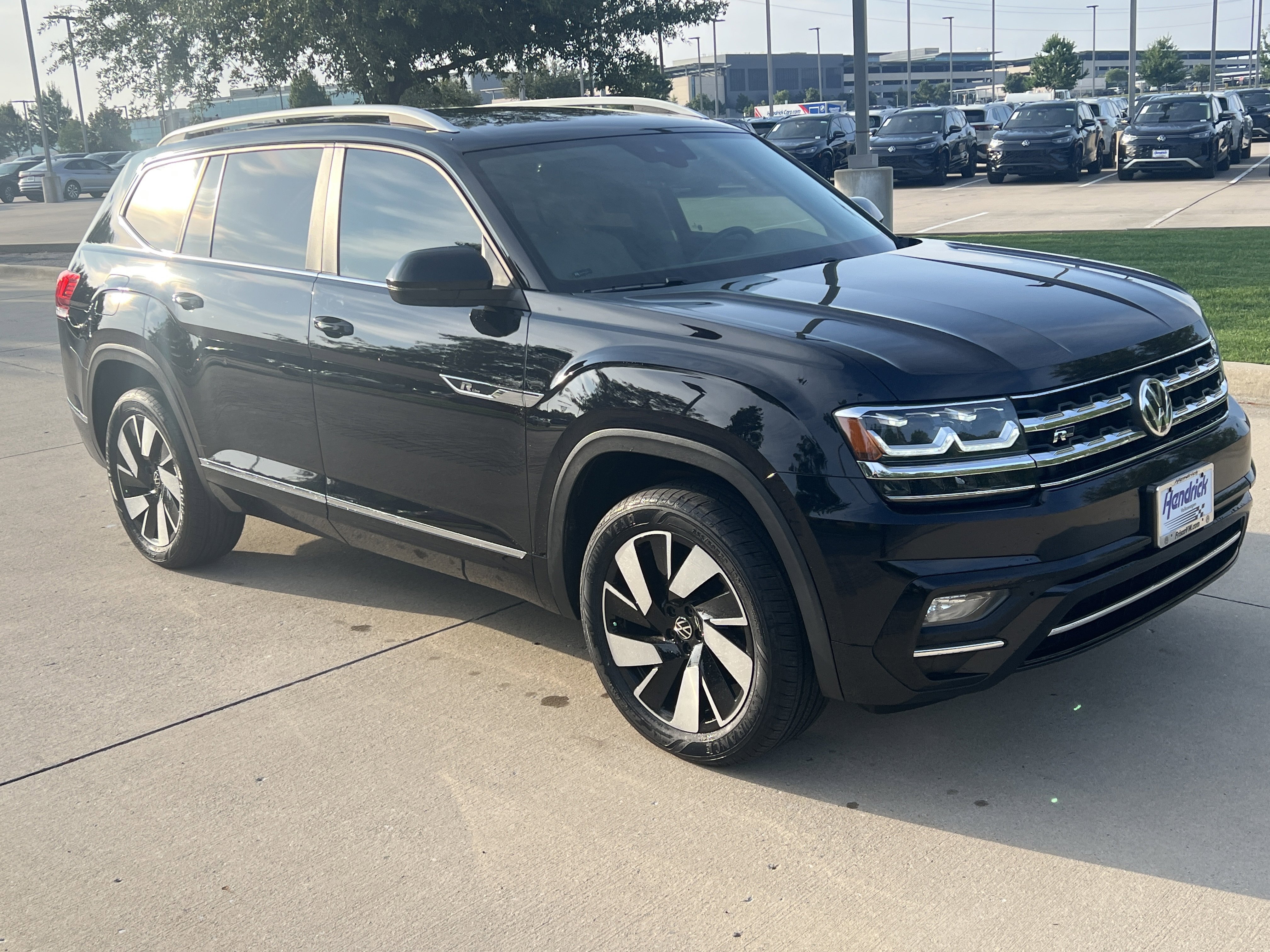 Used 2019 Volkswagen Atlas SE w/ Panoramic Sunroof Package FWD image 2