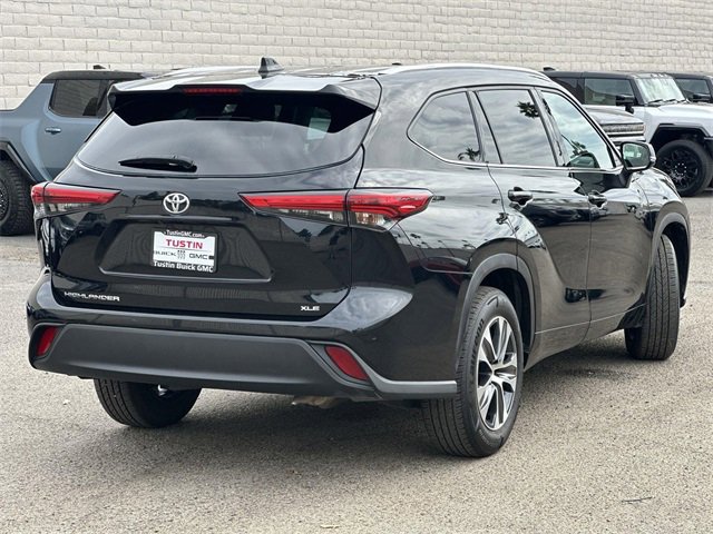Used 2022 Toyota Highlander XLE image 4