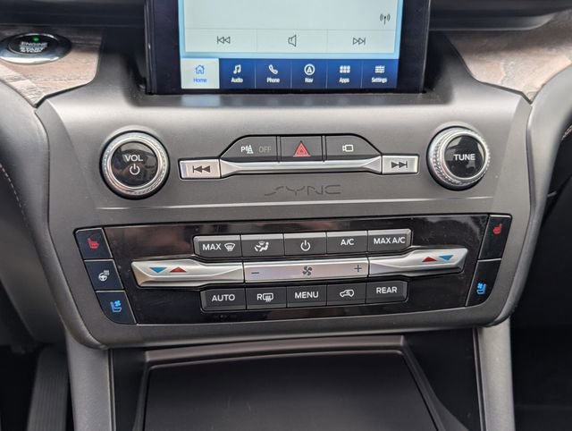 Used 2020 Ford Explorer Platinum w/ Premium Technology Package AWD/4WD image 18