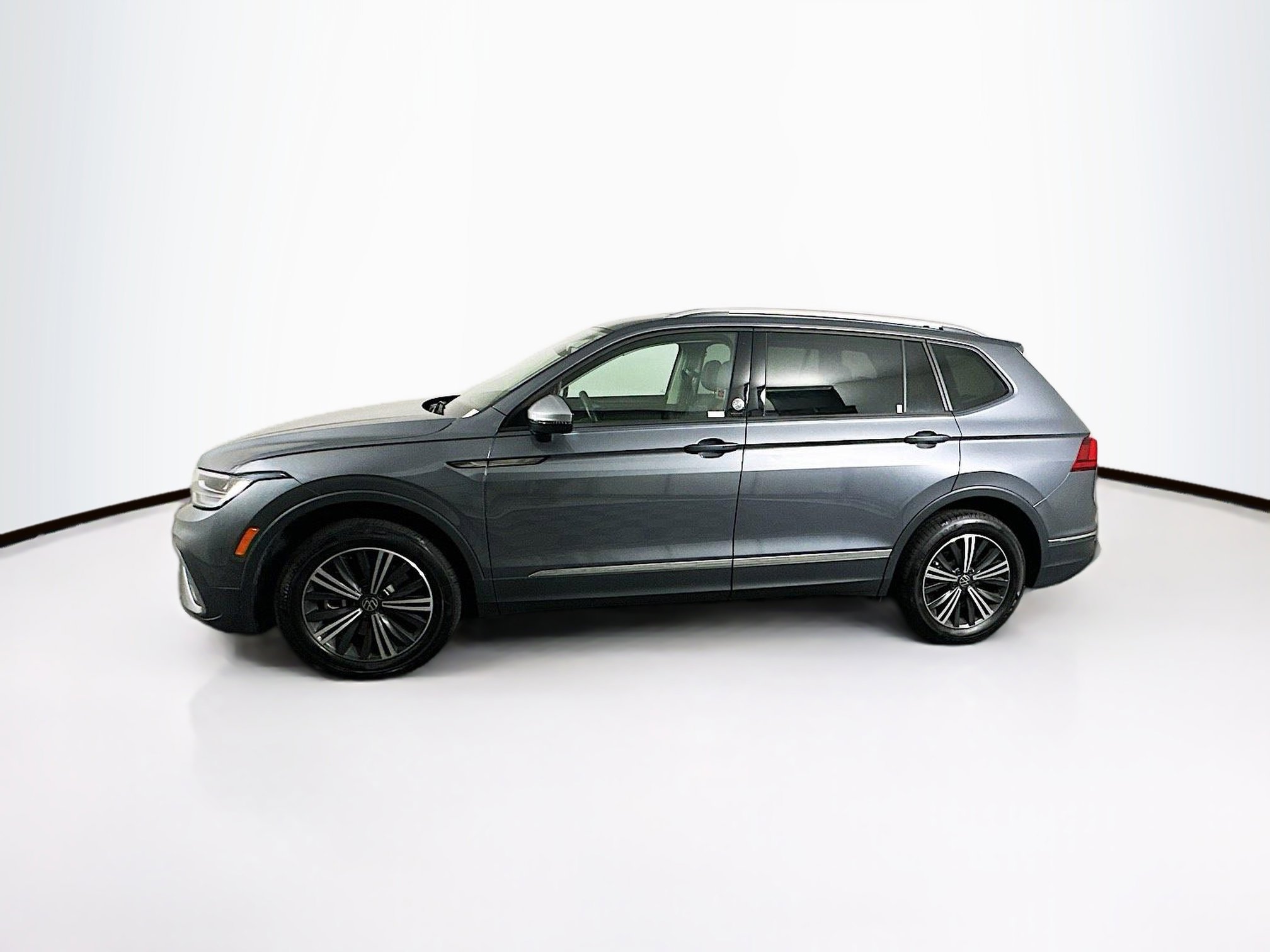 Used 2024 Volkswagen Tiguan Wolfsburg Edition image 4