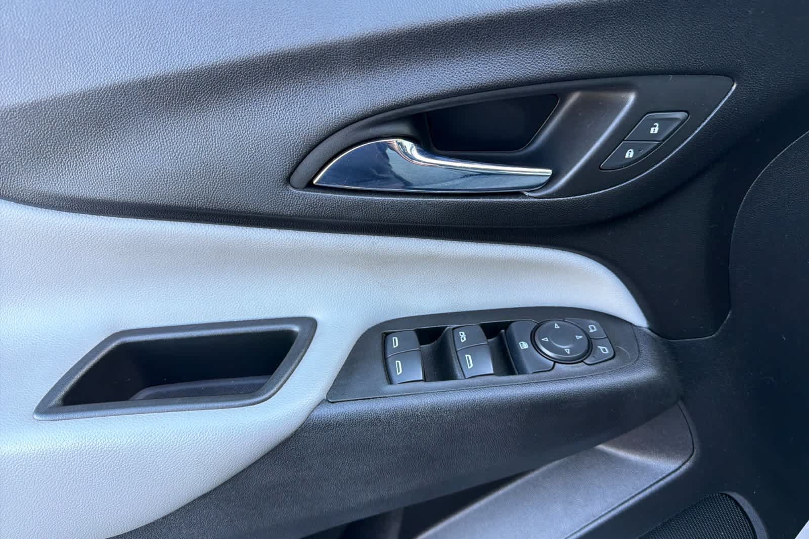 Used 2022 Chevrolet Equinox LT w/ LPO, Floor Liner Package FWD image 12