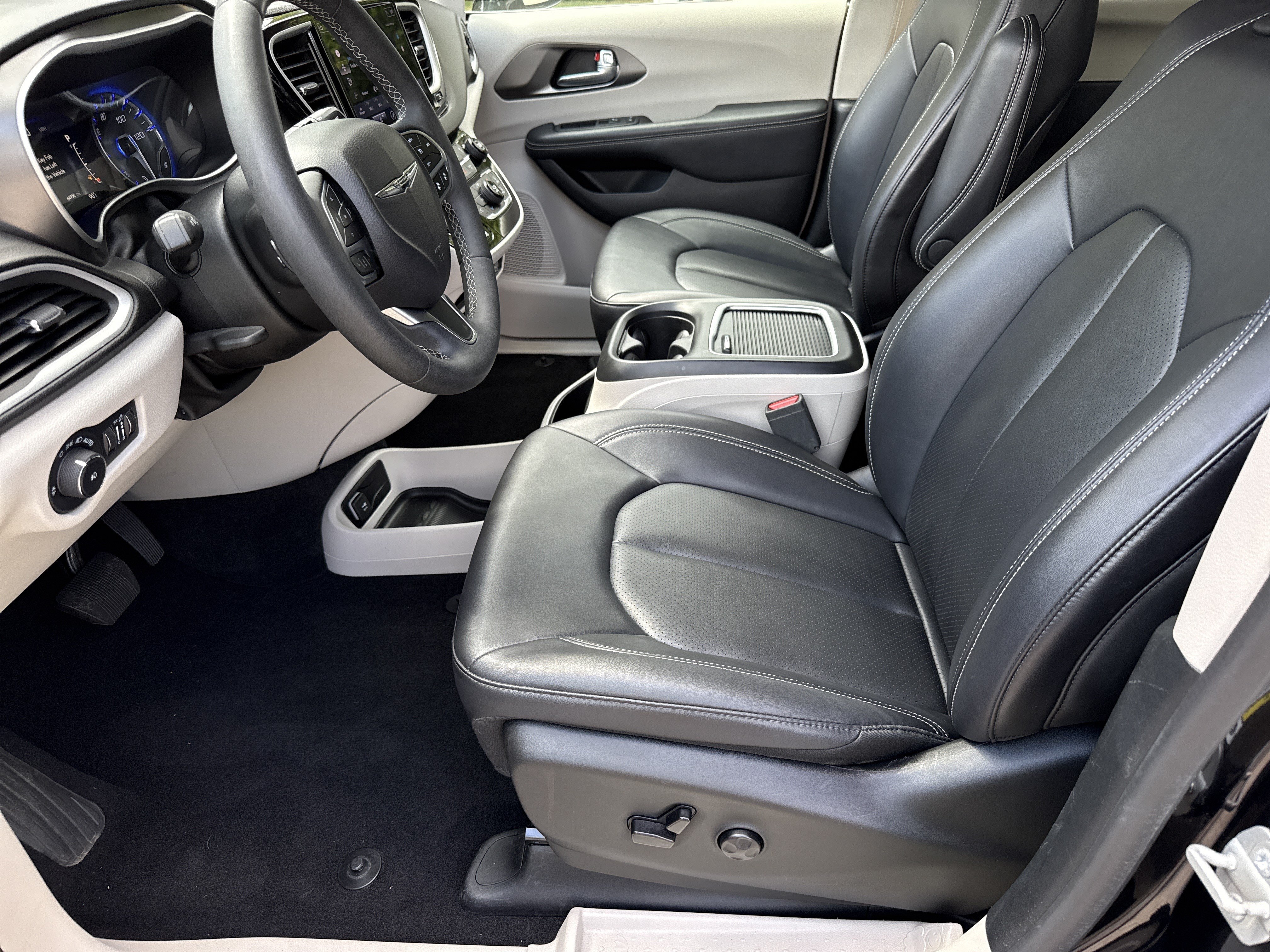 Used 2024 Chrysler Pacifica Touring-L FWD image 9