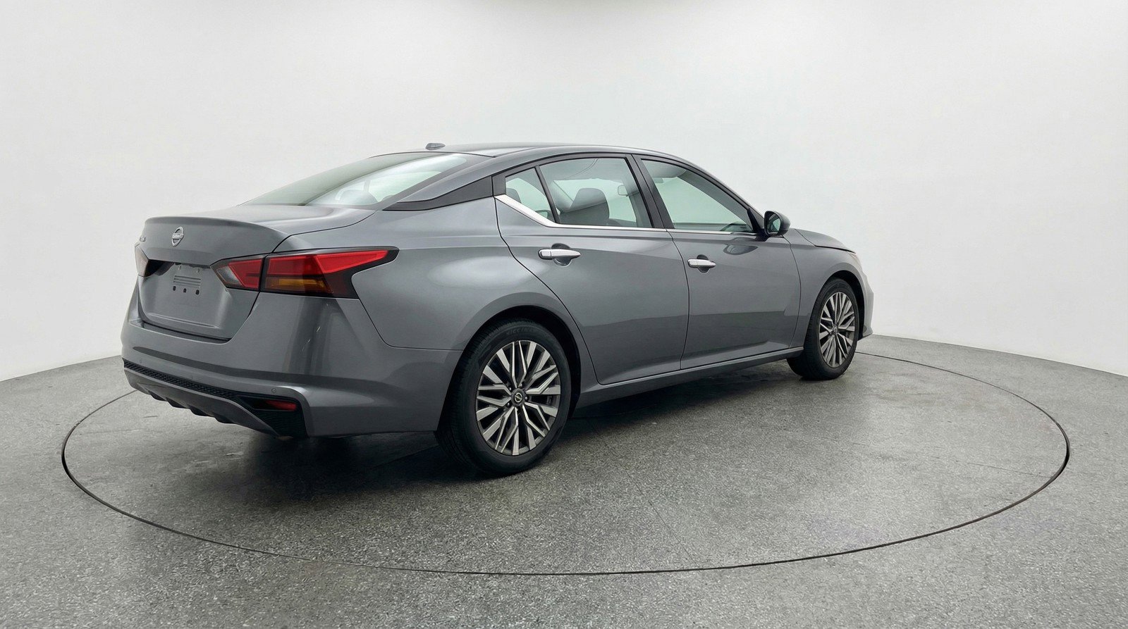 Used 2025 Nissan Altima 2.5 SV image 9
