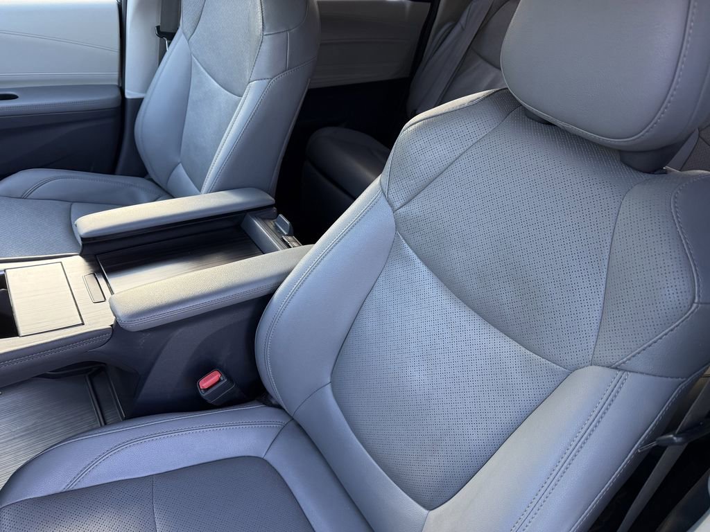 Used 2021 Toyota Sienna Limited image 19