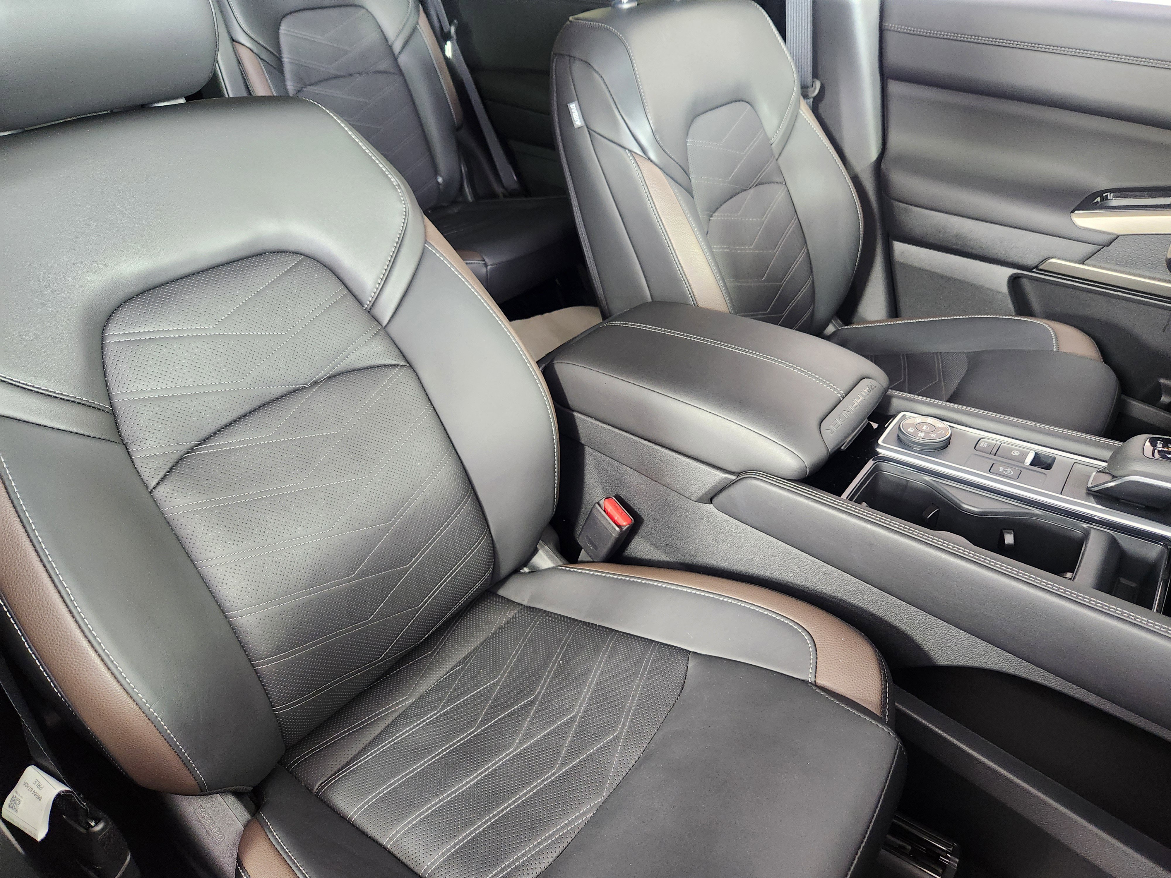 Used 2025 Nissan Pathfinder Platinum image 10