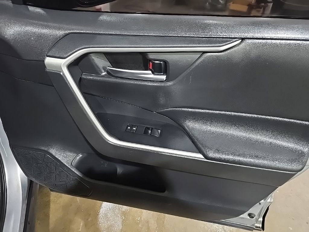 Used 2021 Toyota RAV4 XLE w/ Convenience Package FWD image 9