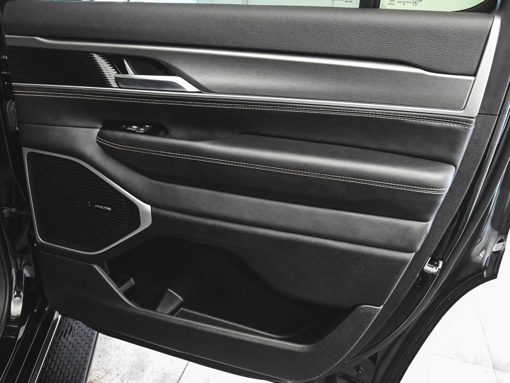 Used 2025 Jeep Wagoneer 4WD image 11