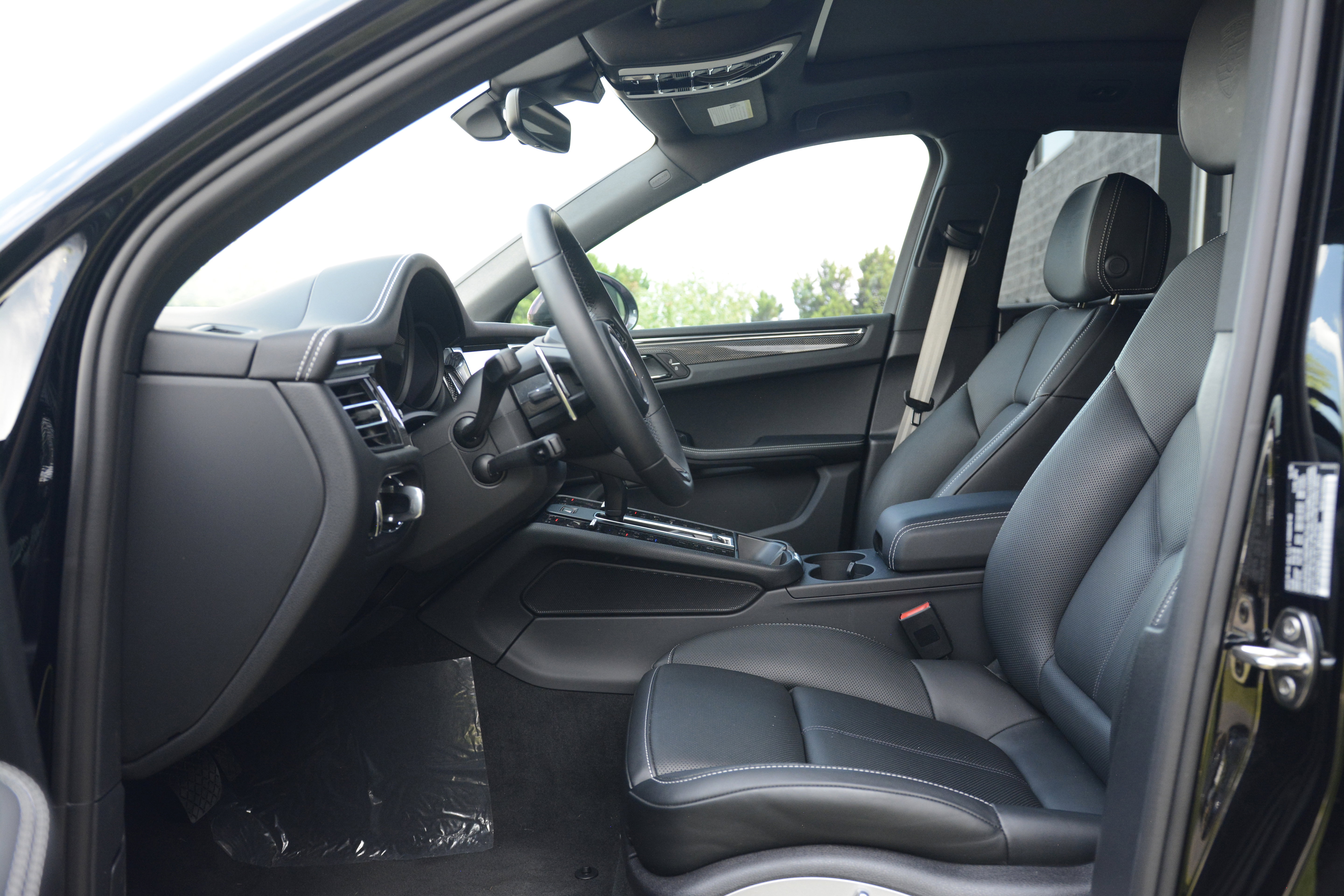 Certified 2026 Porsche Macan Turbo AWD/4WD image 15
