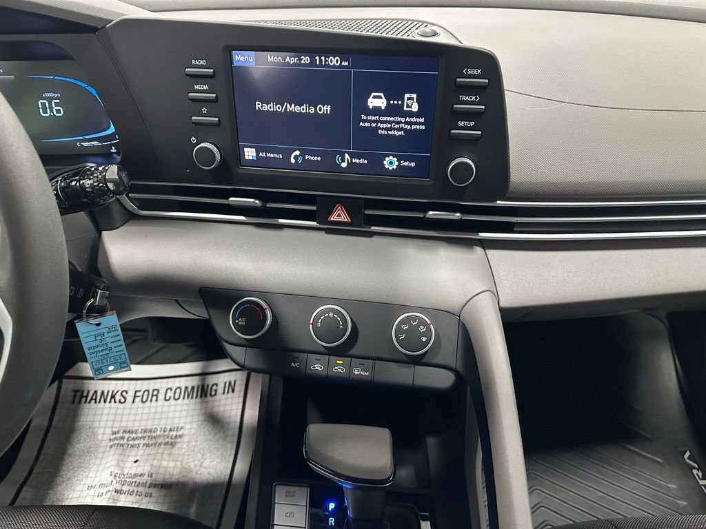 Used 2025 Hyundai Elantra SE FWD image 25