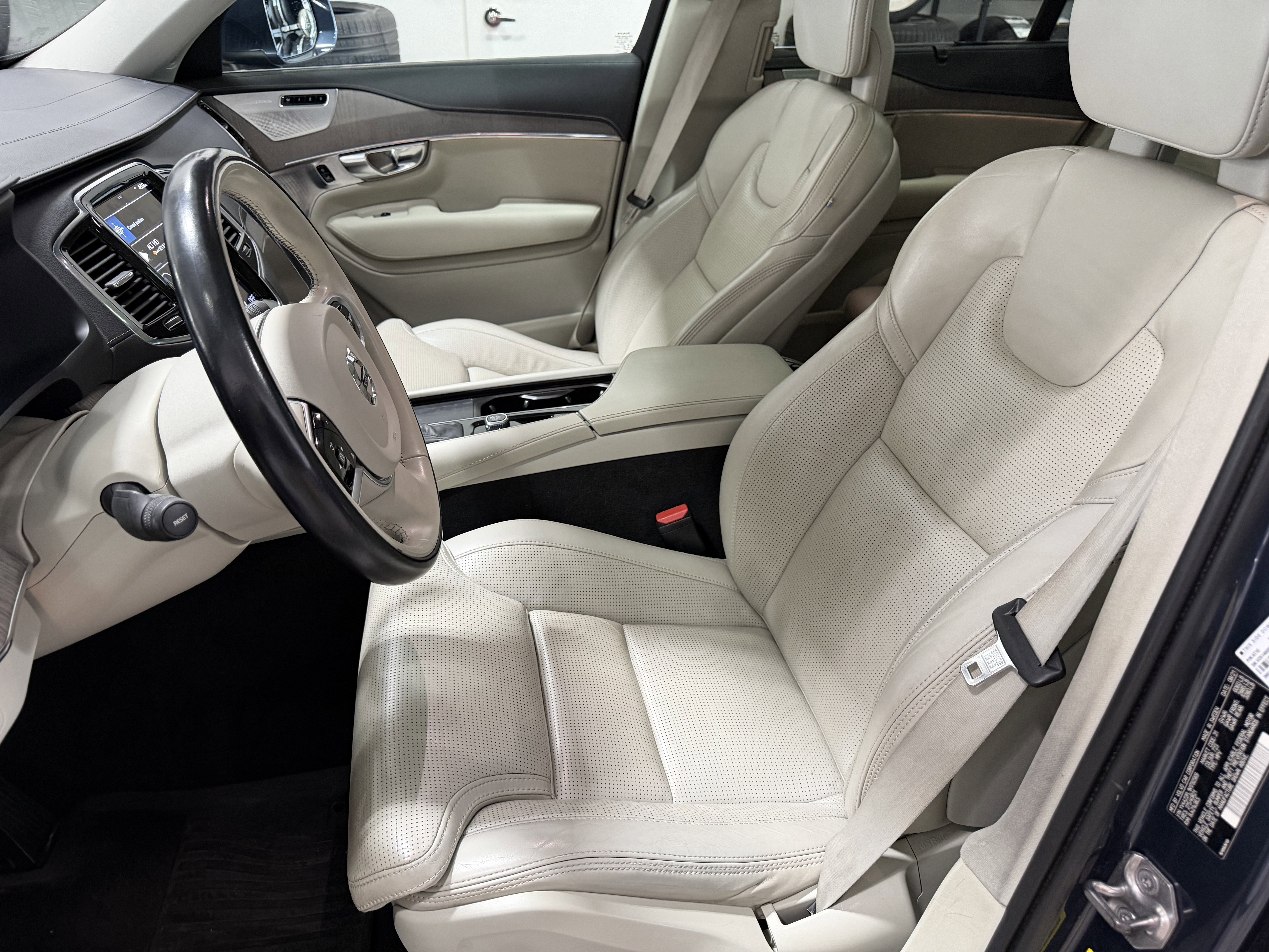 Used 2023 Volvo XC60 B5 Ultimate w/ Climate Package AWD/4WD image 12